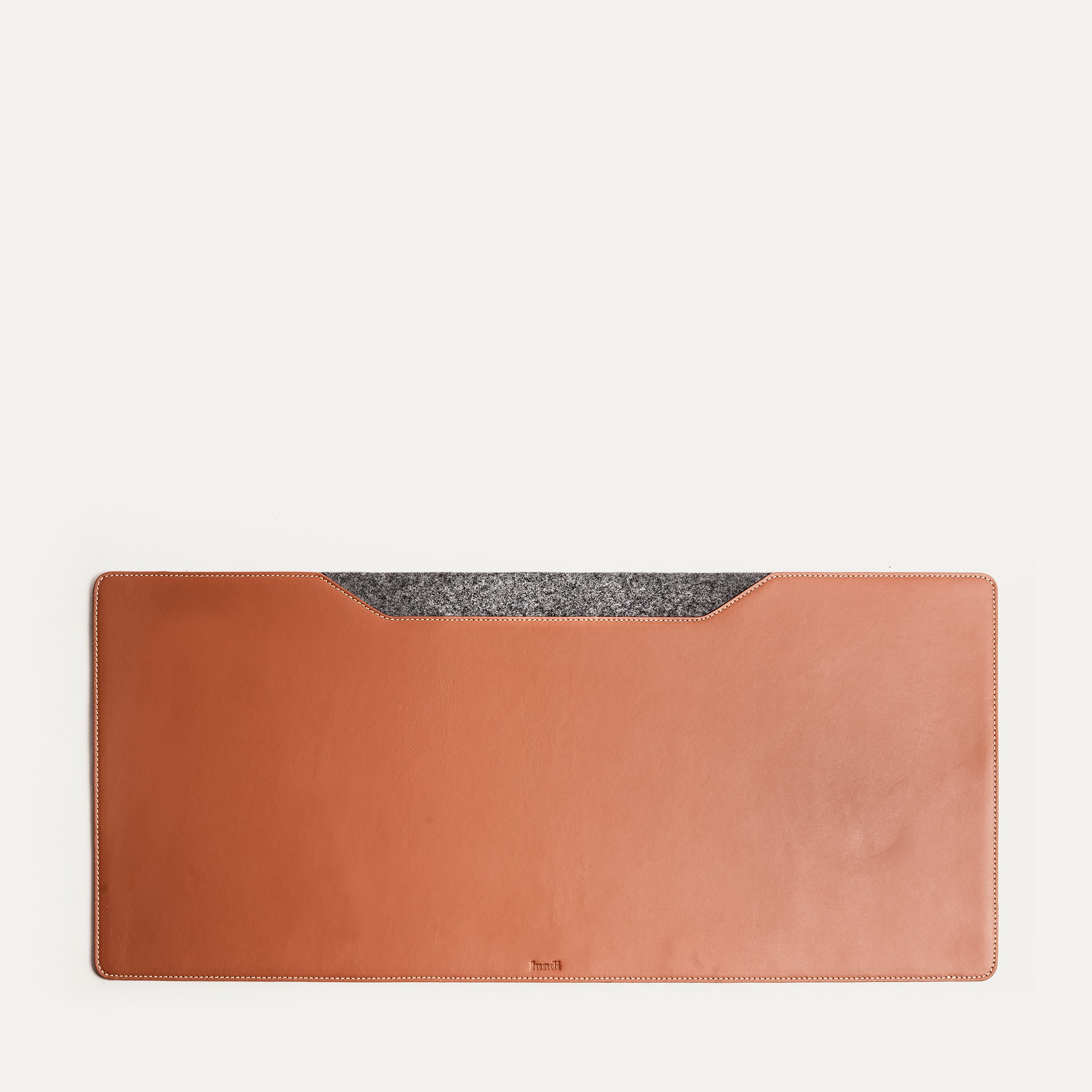 Sous main en cuir minimaliste et de taille généreuse