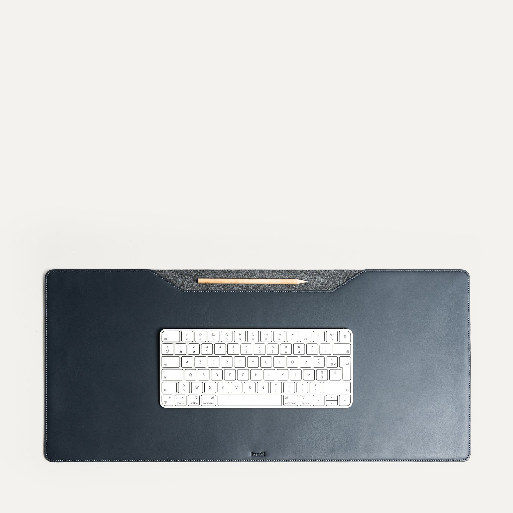 Sous main bureau, modèle LILIO en cuir marine, élégant et confortable