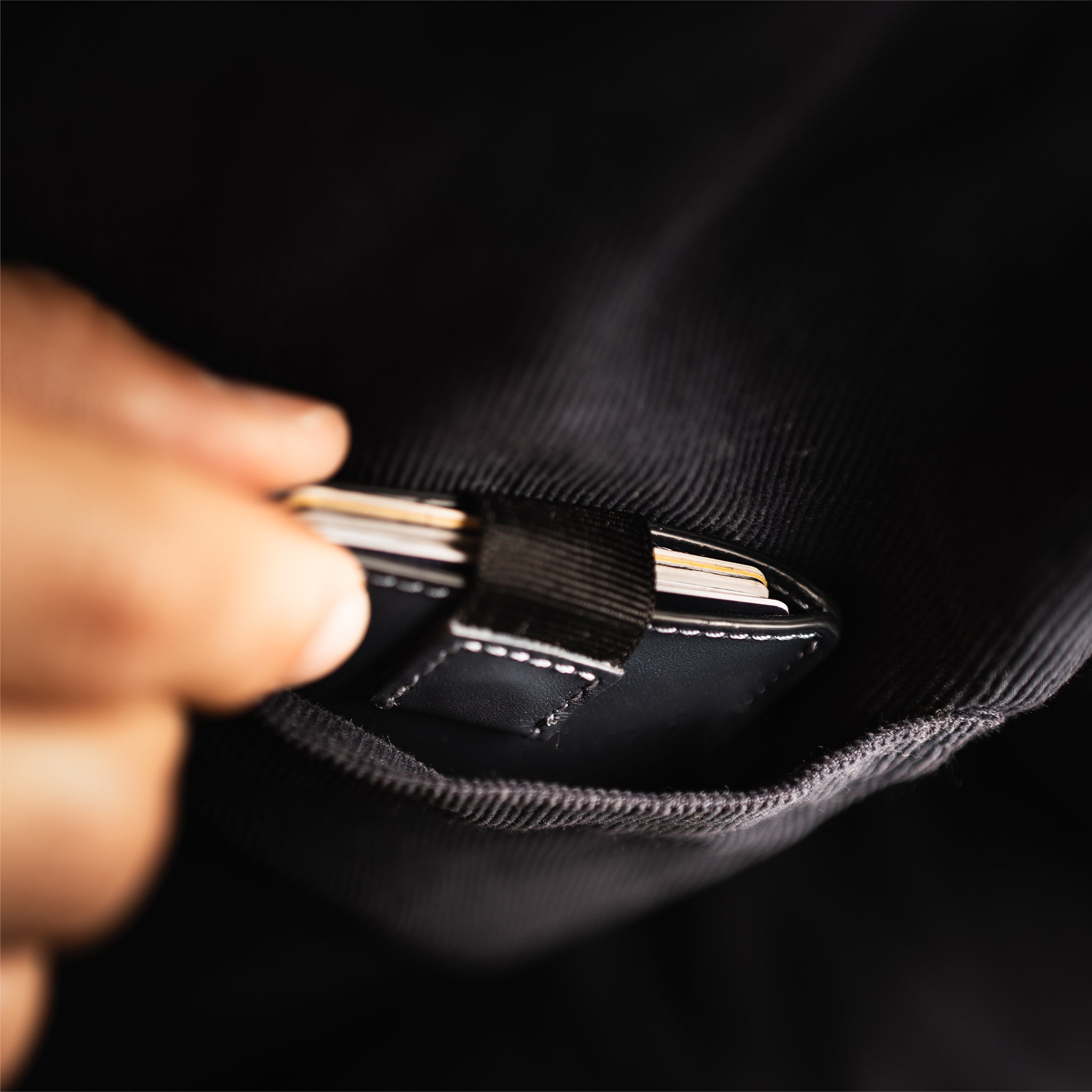 Porte carte luxe avec un look élégant et une fonctionnalité ultra compact.