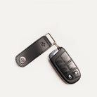 Porte clé pour homme vu en biais avec clés visibles à l’intérieur du cuir, style élégant et pratique.