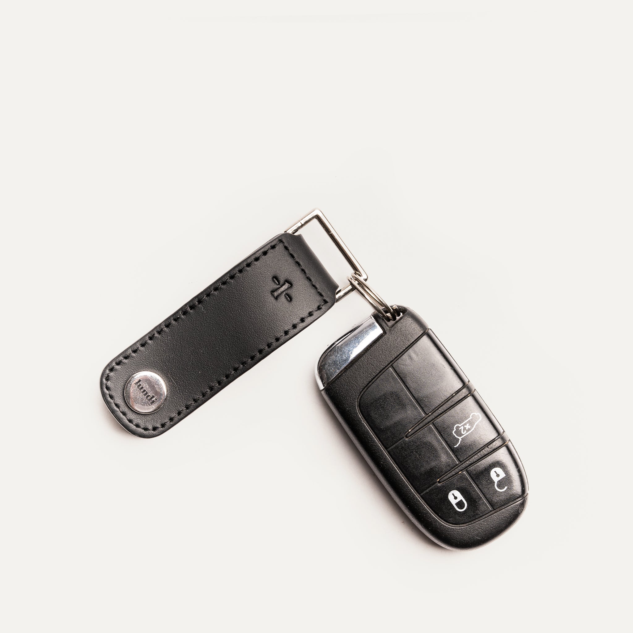 Porte clé pour homme vu en biais avec clés visibles à l’intérieur du cuir, style élégant et pratique.