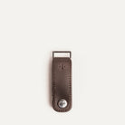 Porte clé pour homme ultra compact en cuir marron.