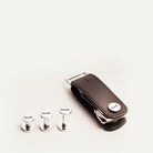 Porte clé pour homme livré avec trois différents hauteurs de vis - 3 à 7 clés.