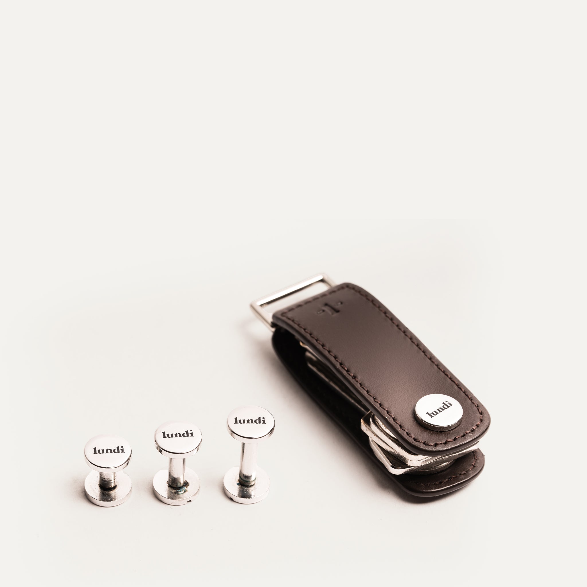 Porte clé pour homme livré avec trois différents hauteurs de vis - 3 à 7 clés.