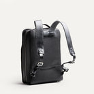 Sac à dos tendance homme en cuir noir, avec rangement passeport, format cabine et pour ordinateur.