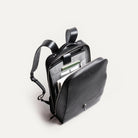 Sac à dos ordinateur homme au style minimaliste et élégant.