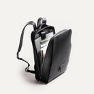 sac à dos en cuir noir avec une ouverture large, parfait pour le travail et les déplacements.