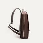 Vue de profil d'un sac à dos urbain lundi, pensé pour le quotidien des hommes.