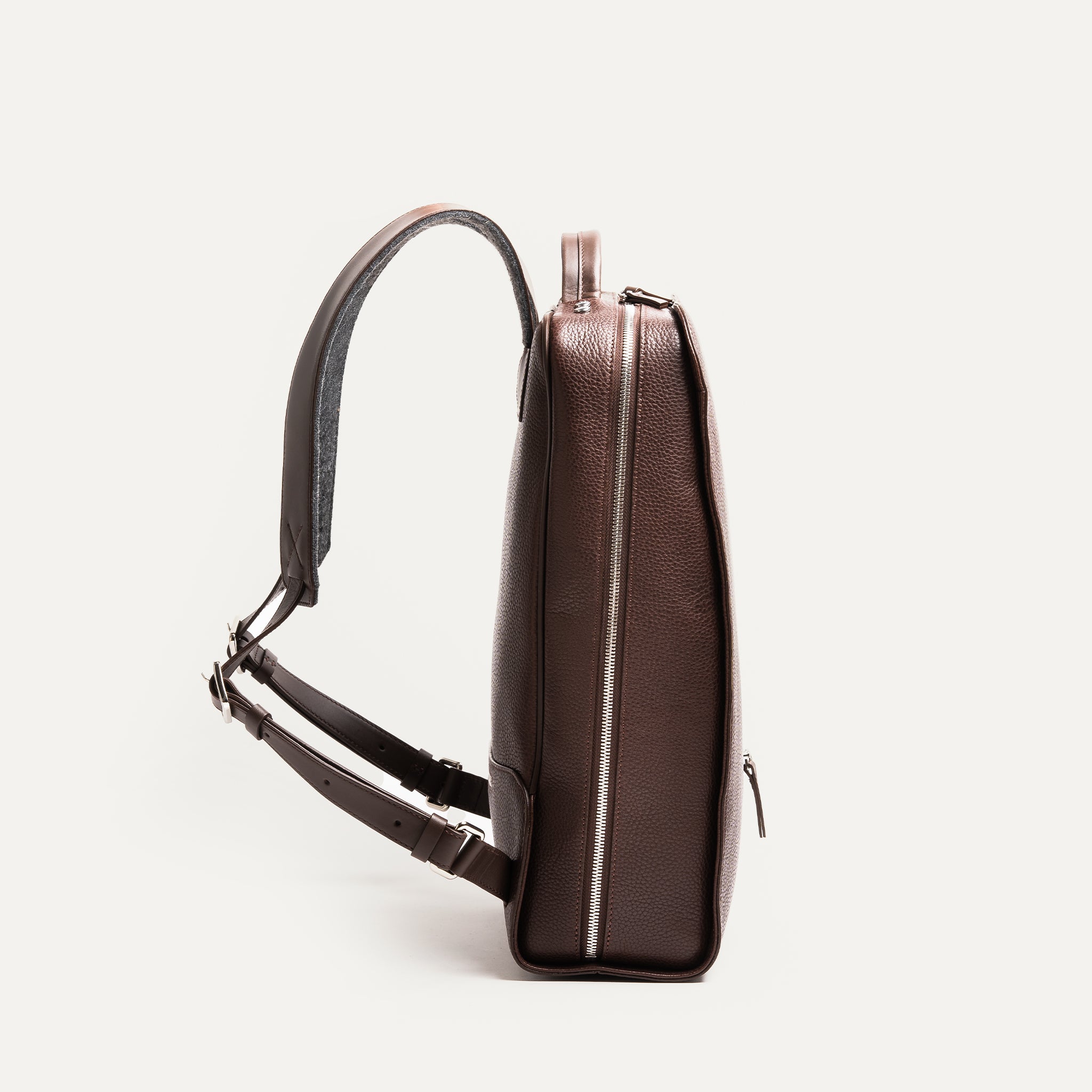 Vue de profil d'un sac à dos urbain lundi, pensé pour le quotidien des hommes.