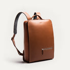 Sac à dos homme en cuir avec bretelles ajustables et passant pour trolley.