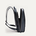 Intérieur d’un sac à dos ordinateur homme aux finitions haut de gamme.