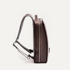 sac à dos en cuir marron pour homme avec bretelles ergonomiques.