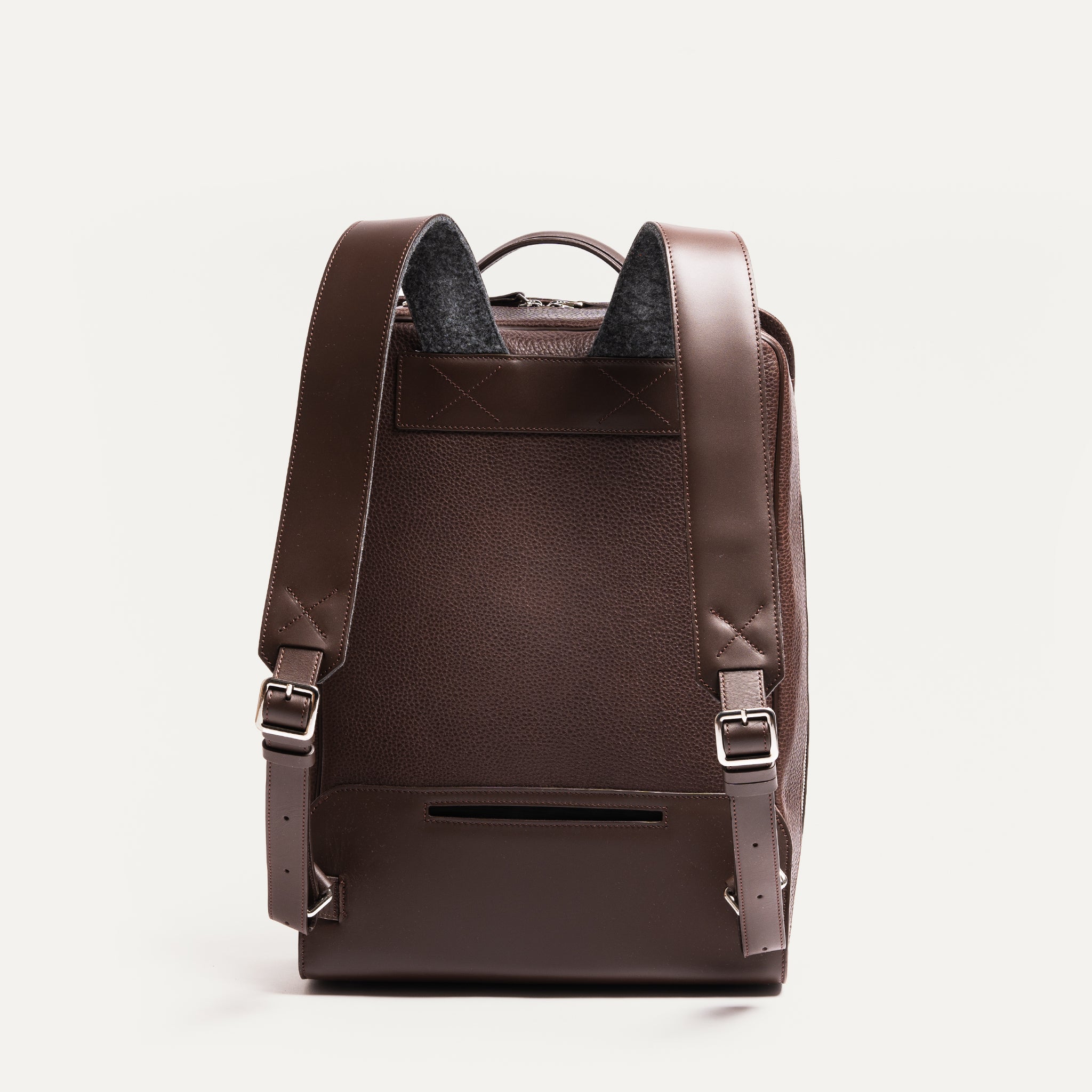 Sac à dos tendance homme en cuir marron, avec un rangement passeport, adapté au format cabine et pour ordinateur.