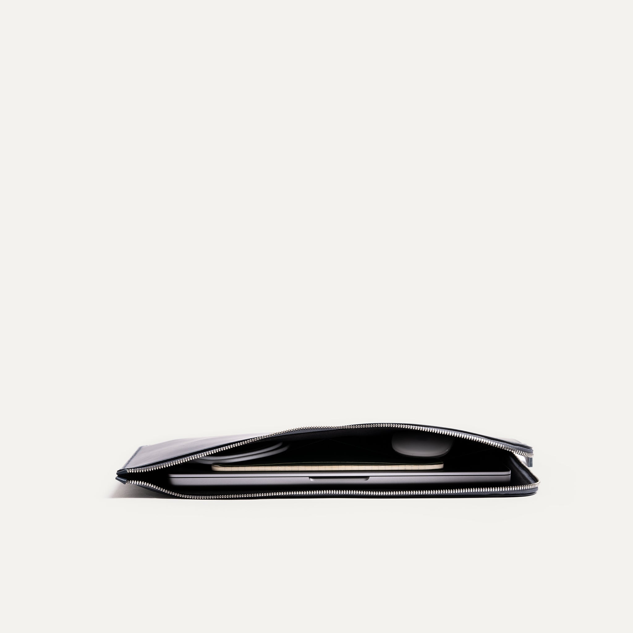 Housse pour ordinateur portable 13 et 14 pouces en cuir marine, modèle MAYA par lundi fabrication artisanale haut de gamme.