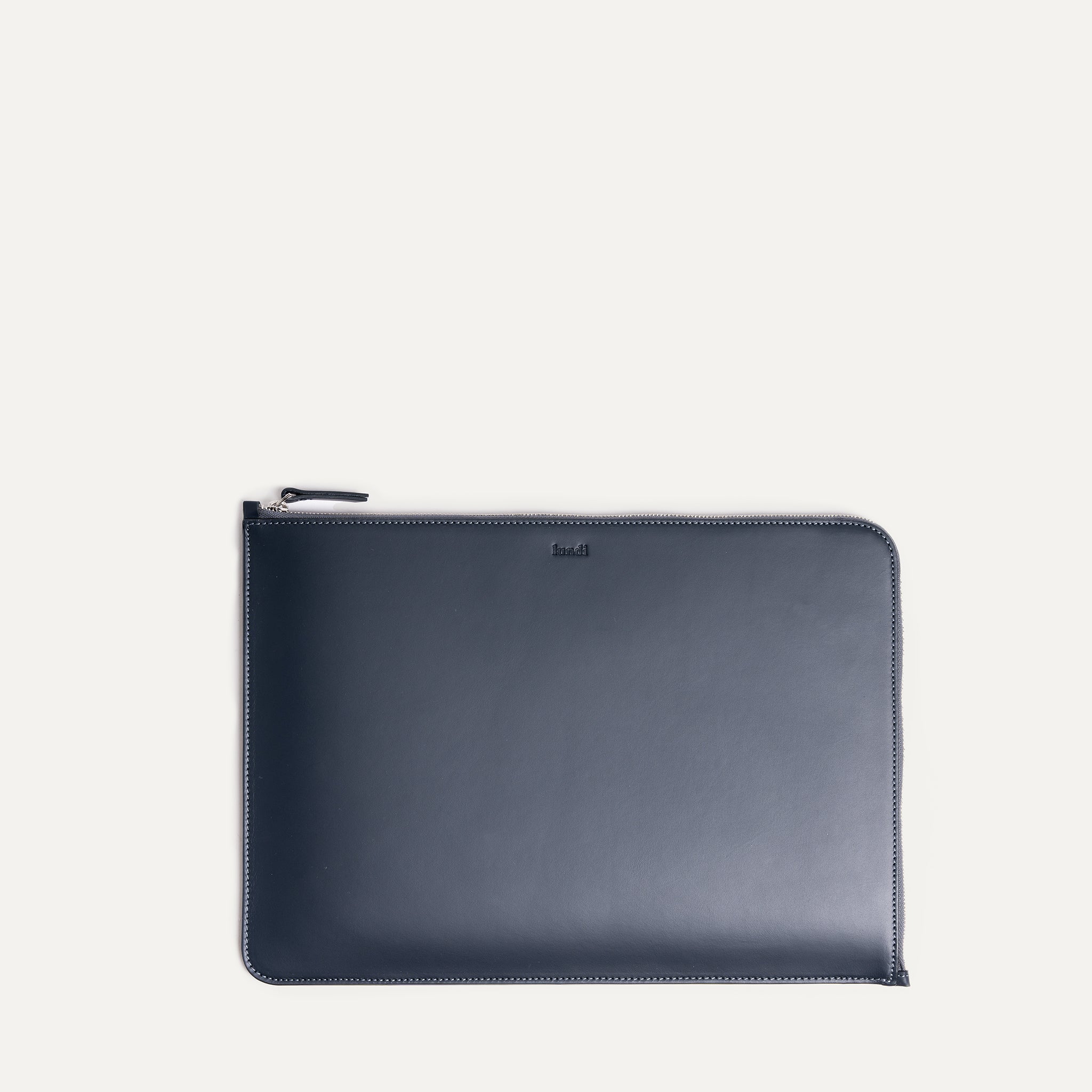 Pochette ordinateur cuir marine pour Mac et PC 13 et 14 pouces au design minimaliste et élégant.
