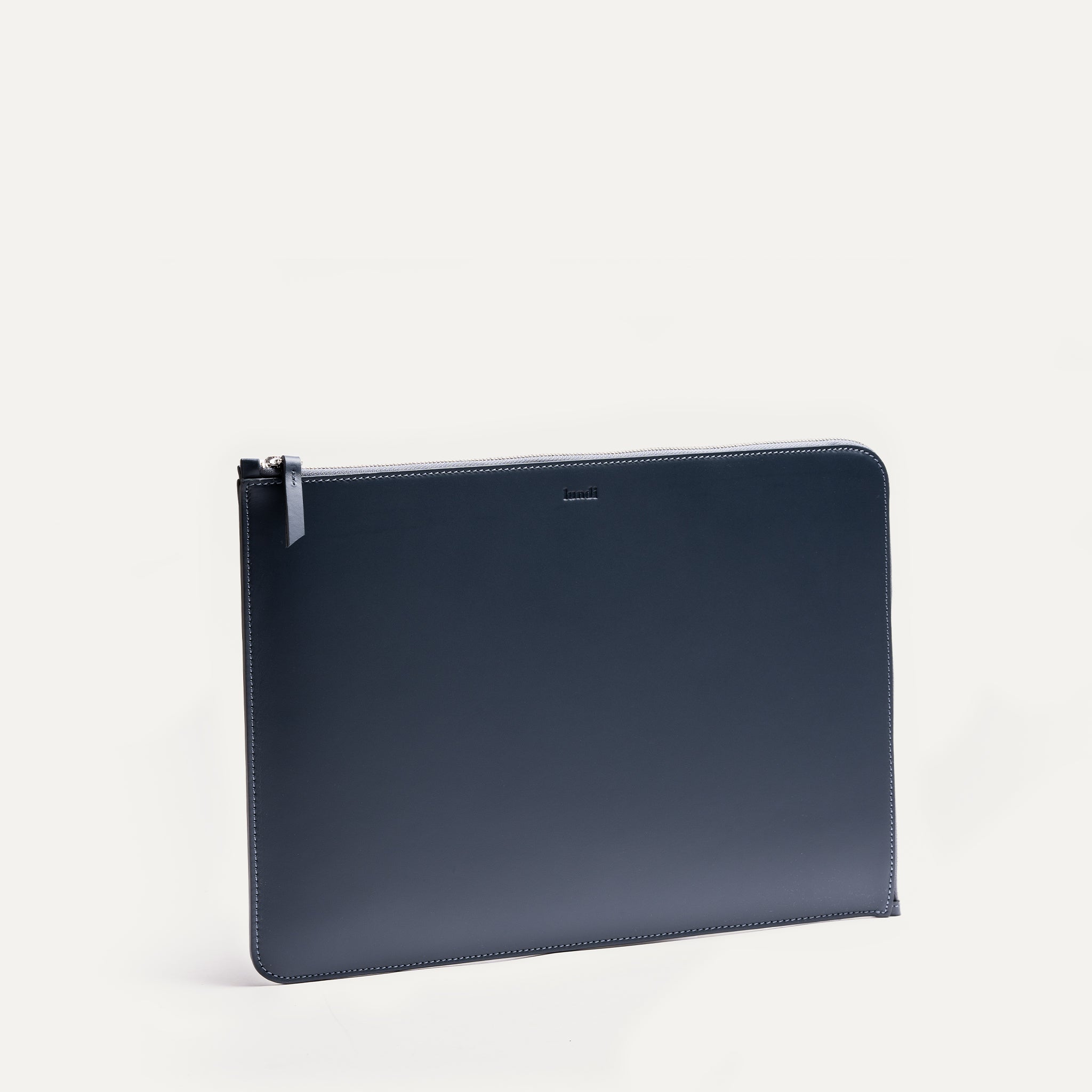 Pochette ordinateur cuir pratique pour transporter votre pc ou mac 13 et 14 pouces et vos accessoires de bureau.