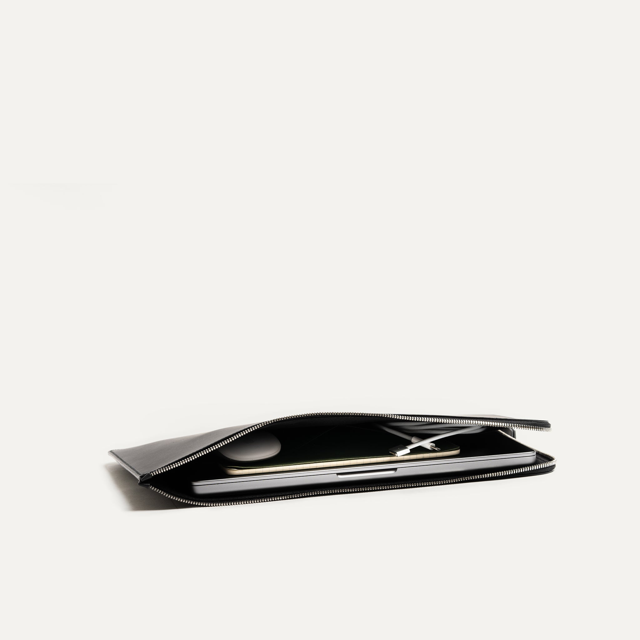 Housse d'ordinateur en cuir avec rangement intérieur pour câble, carnet et accessoires tech