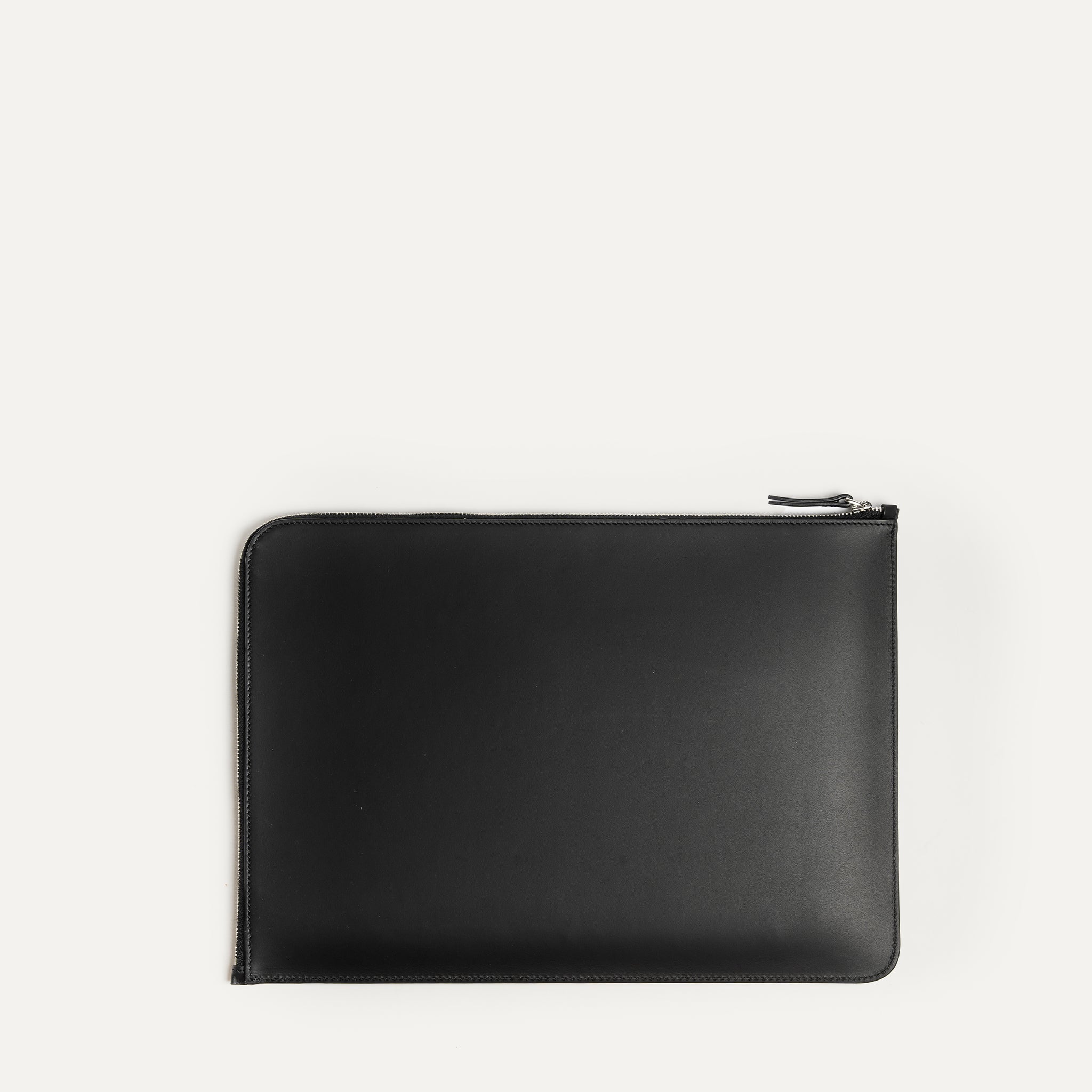 Housse pour ordinateur portable 13 pouces en cuir noir, fabrication artisanale haut de gamme.