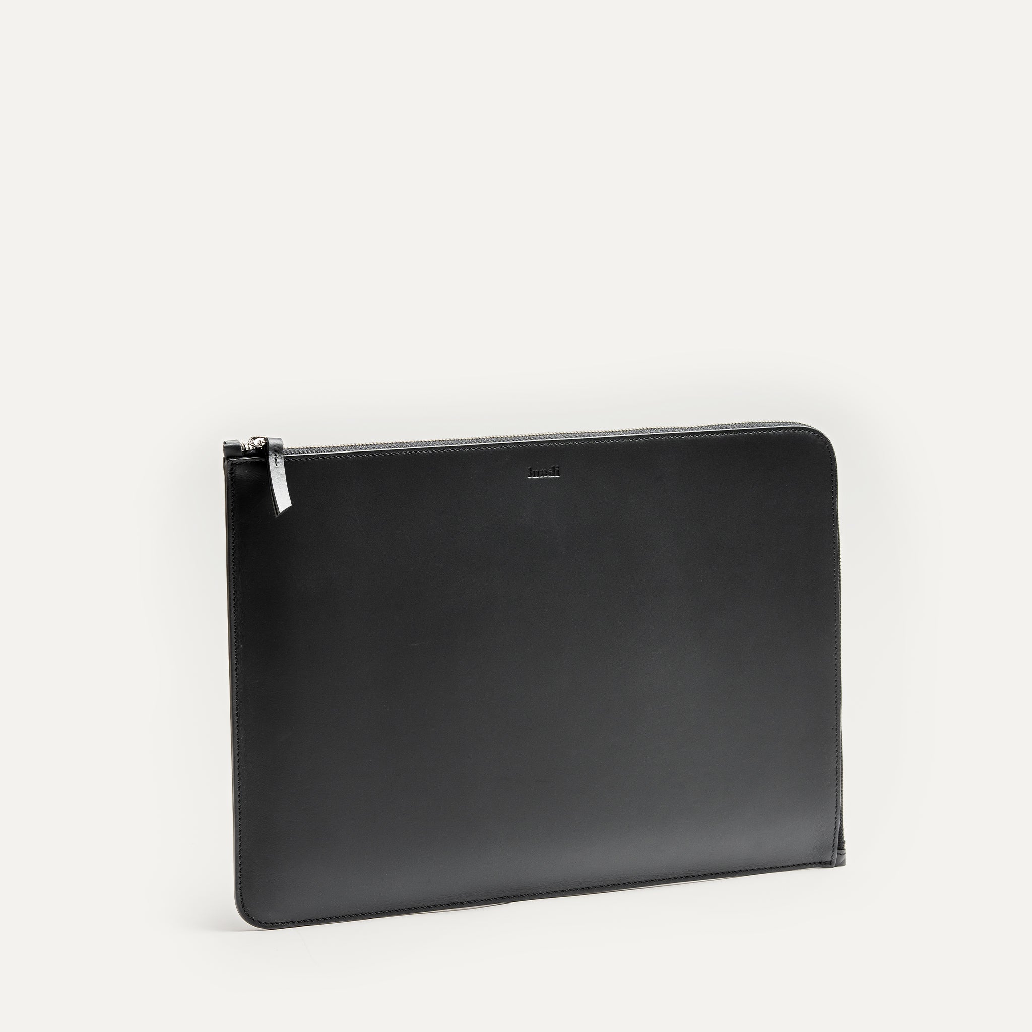 Pochette ordinateur en cuir pleine fleur noire, format 13 et 14 pouces, design intemporel.
