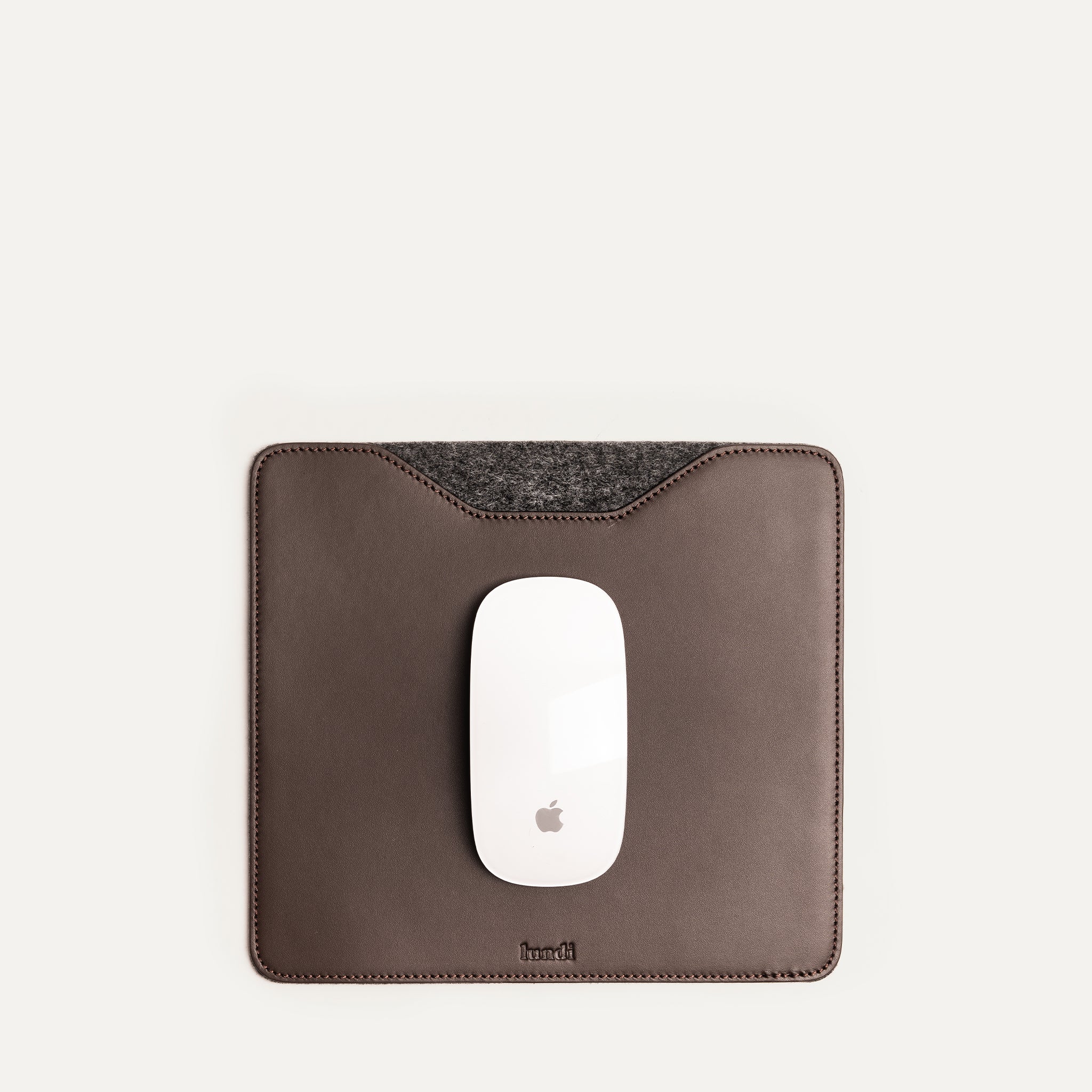 Tapis de souris élégant en cuir marron.