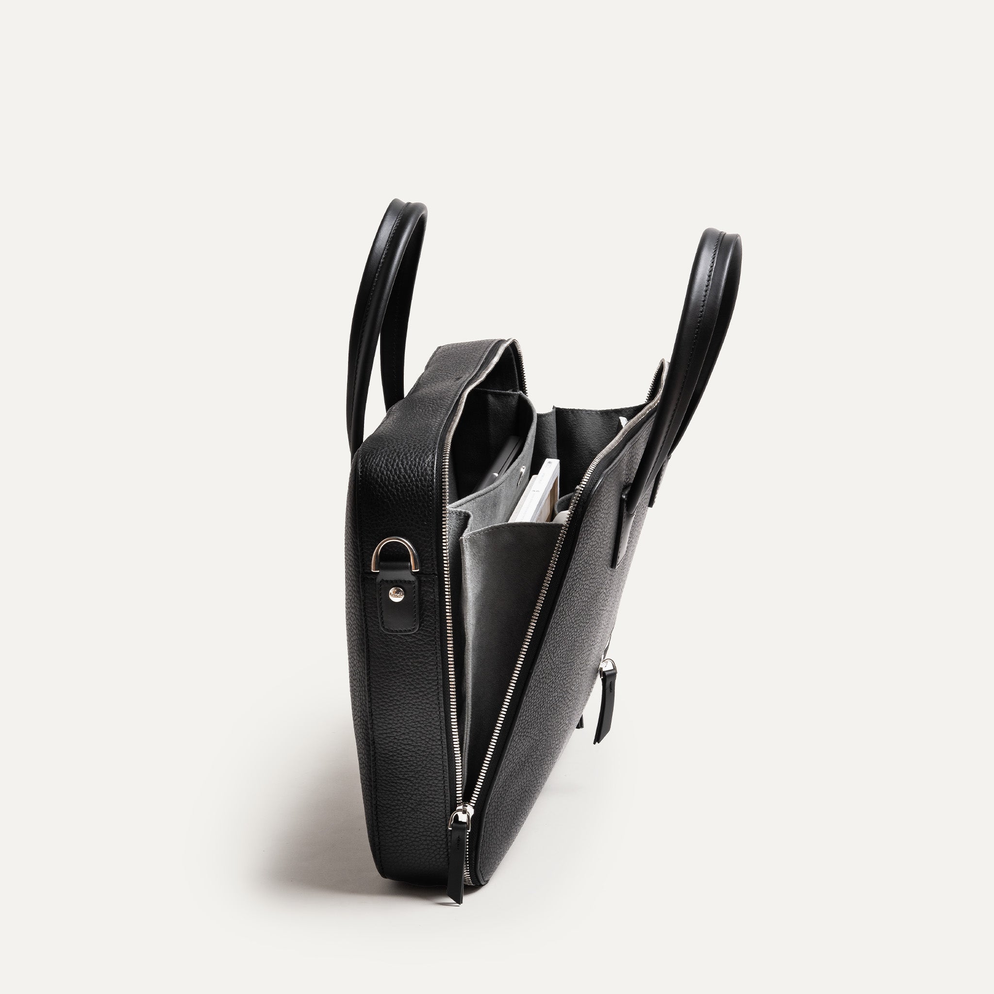 Intérieur bien organisé d’un sac ordinateur pensé par lundi pour être ultra fonctionnel.