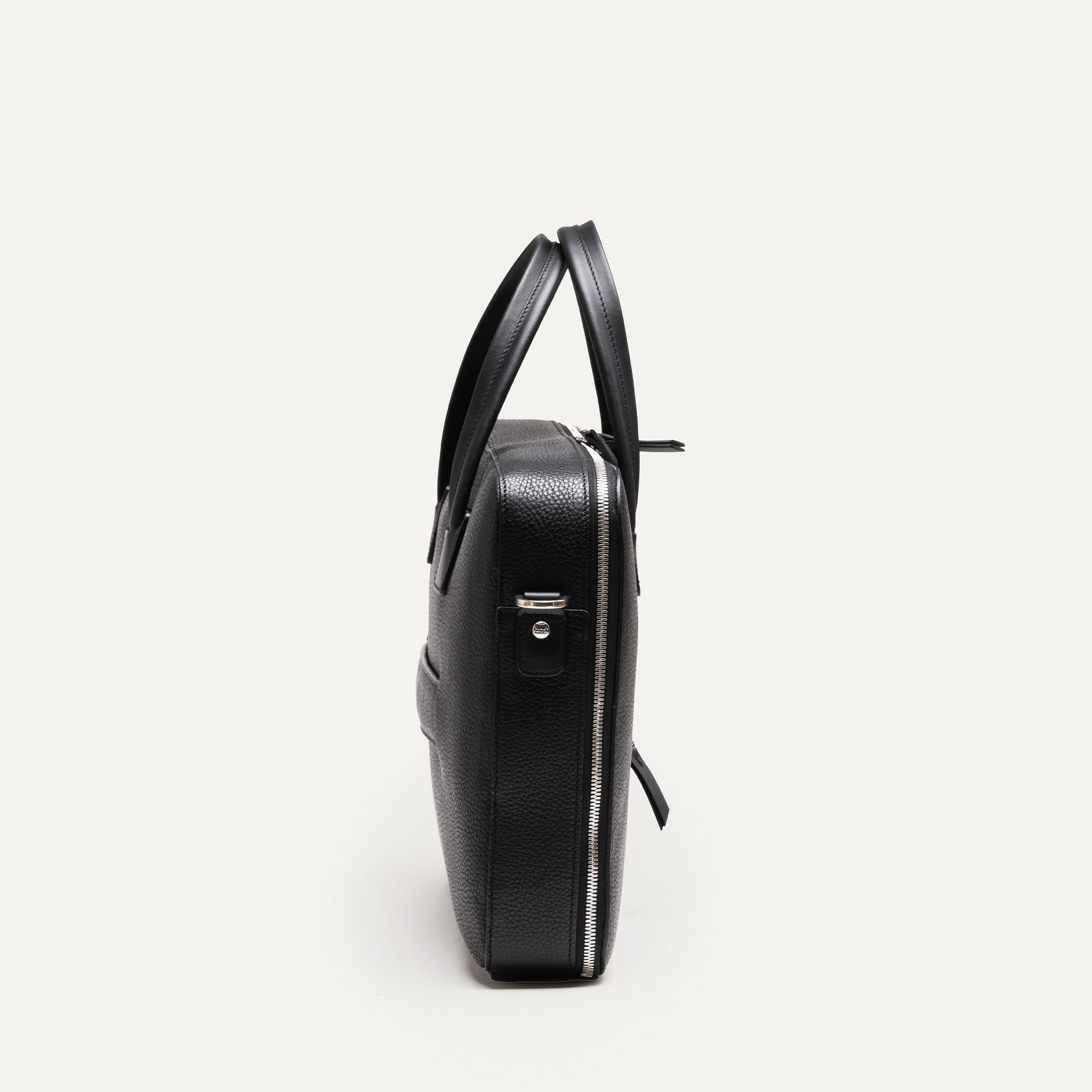 Sac à bandoulière homme en cuir noir.