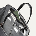 Vue plongeante sur un porte document spacieux avec rangements pour chargeurs, accessoires et documents, conçu pour l'efficacité.