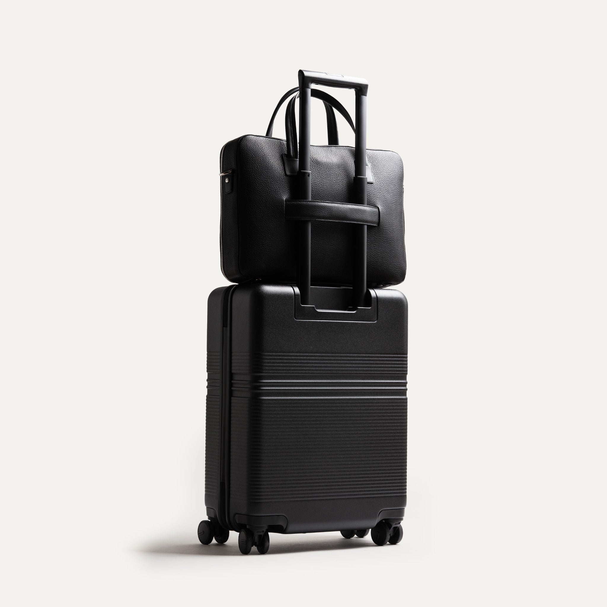 Porte document avec passant trolley pour facilité vos déplacements.