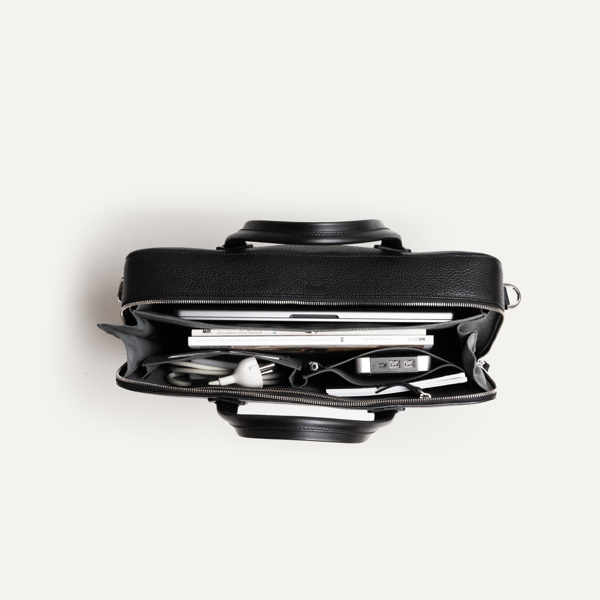 Organisation interne d’un sac homme travail avec poignées renforcées et passant pour trolley, parfait pour les voyages d'affaires.