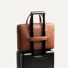 Attaché case de travail avec poignées renforcées et passant pour trolley, parfait pour les voyages d'affaires.