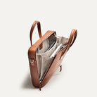 Porte document lundi, contenant un ordinateur et un carnet pensé pour un usage fonctionnel.