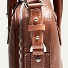 Porte document avec des finitions robustes en laiton.