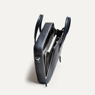 Attaché case élégant montrant sa finesse et son design structuré pensé par lundi.