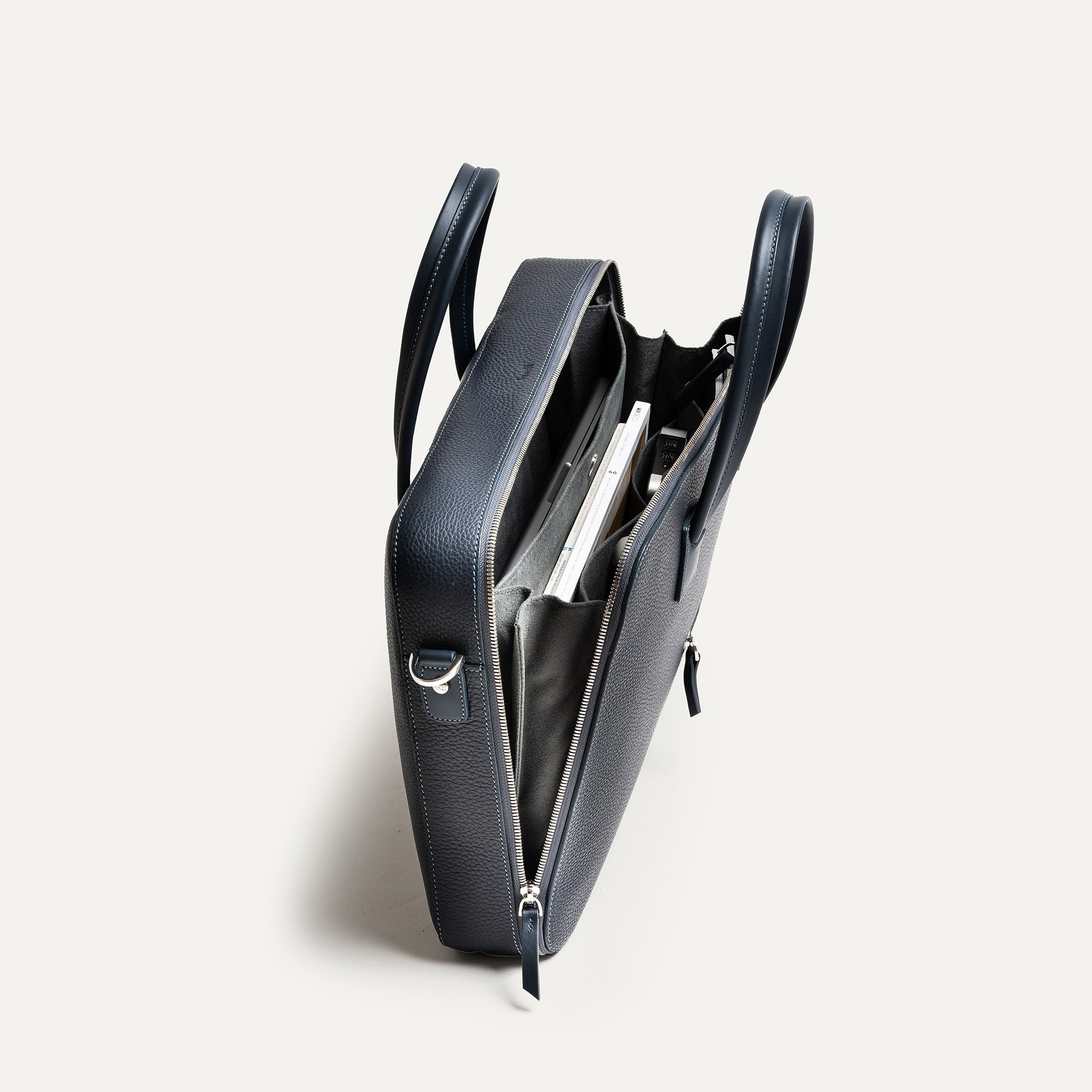 Attaché case élégant montrant sa finesse et son design structuré pensé par lundi.