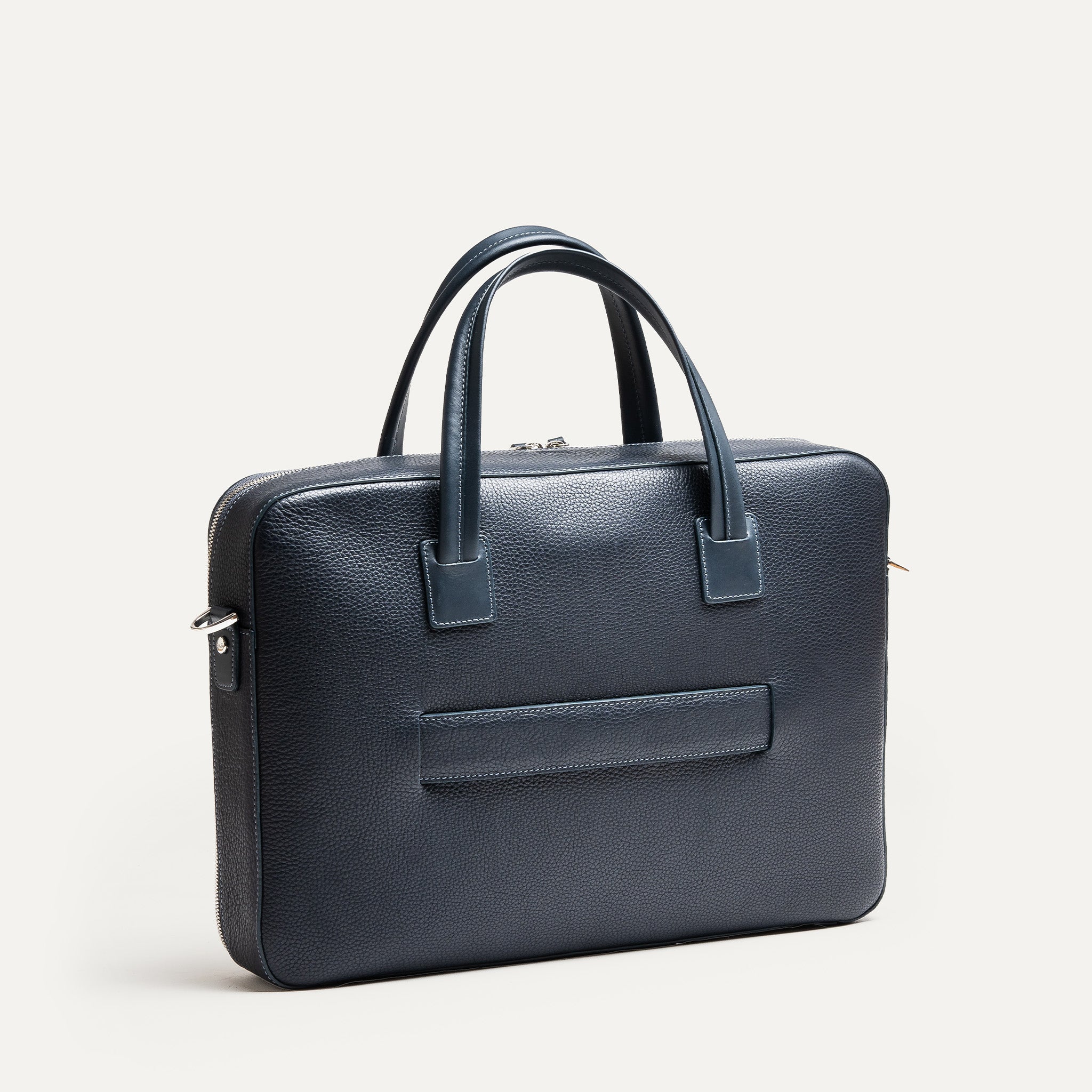 Vue arrière d’un sac à main homme au design minimaliste en cuir grainé marine.