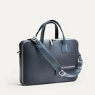 Sac à bandoulière homme avec bandoulière amovible et poche zippée frontale.