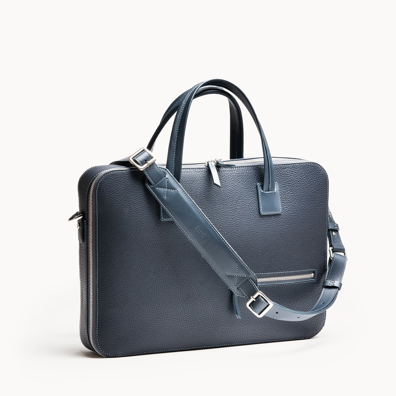 Sac à bandoulière homme avec bandoulière amovible et poche zippée frontale.