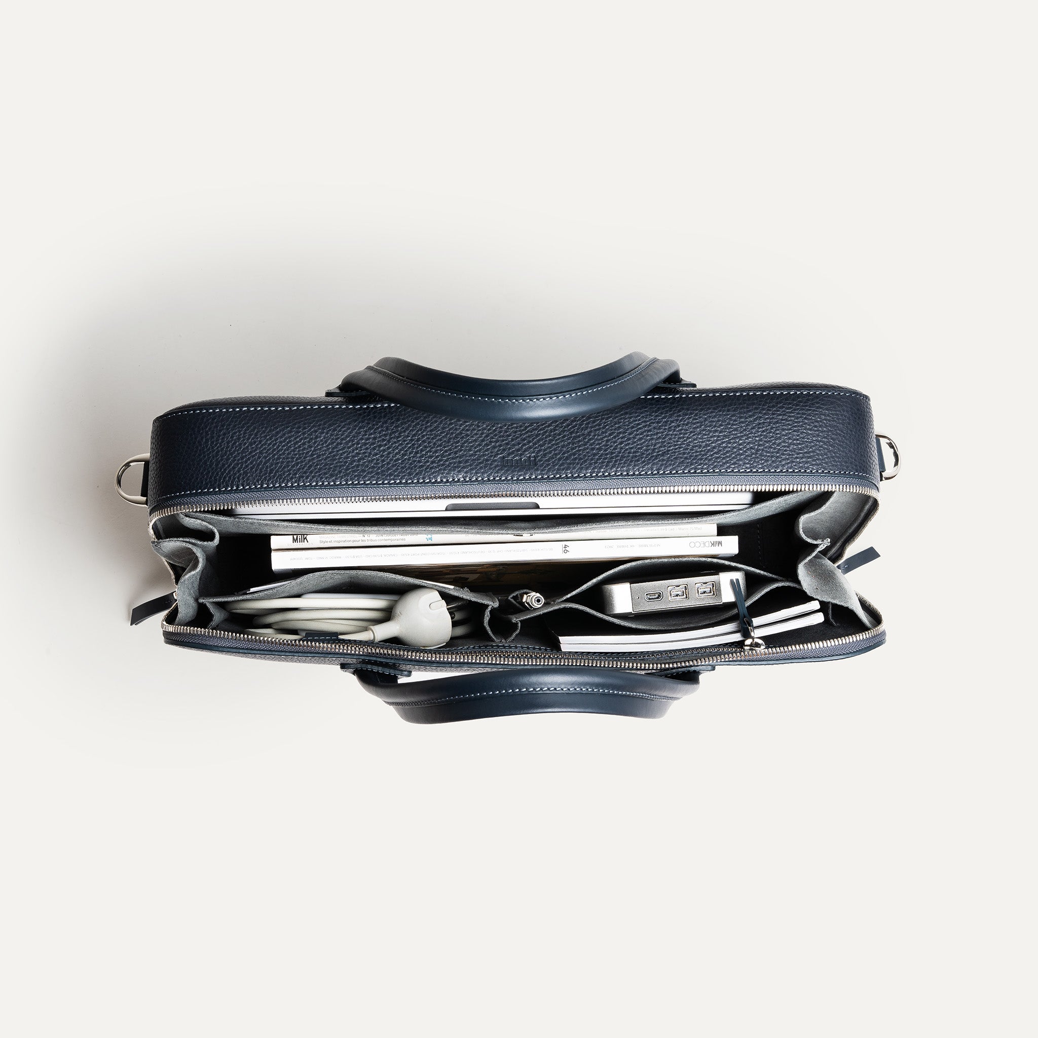 Organisation interne d’un porte document spacieux pensé par lundi.