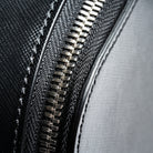 Sac à bandoulière homme aux finitions robustes.