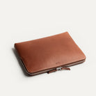 Petite pochette ordinateur en cuir couleur cognac