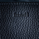 Cuir grainé marine au tannage végétal, pour un aspect mat et une finition naturelle