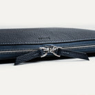 Fermetures à glissière en métal Riri et cuir grainé pour cette pochette ordinateur