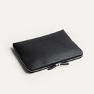 Petite pochette ordinateur en cuir grainé noir au tannage végétal.
