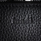 Cuir grainé pleine fleur noir au tannage végétal, embossé avec le logo lundi
