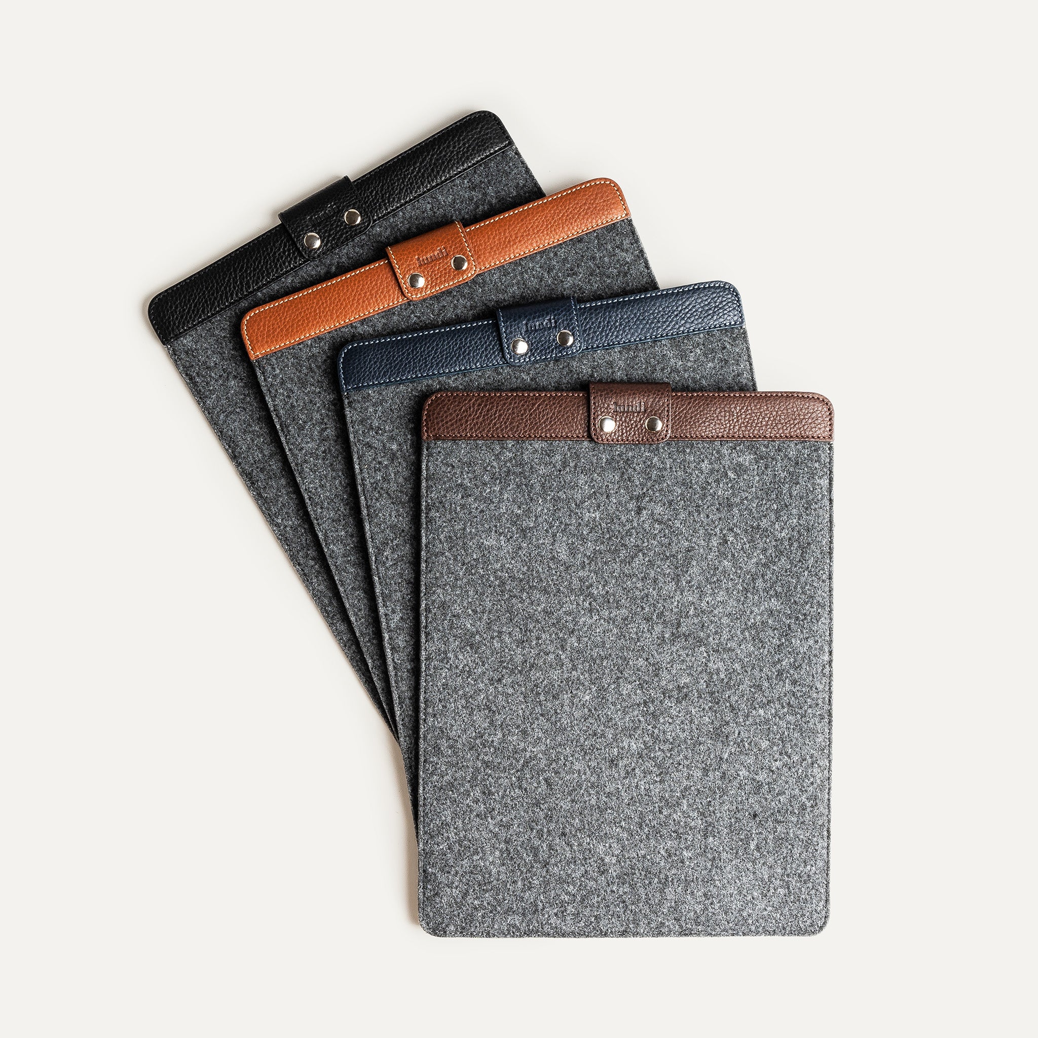 Pochette ordinateur en feutre avec finitions cuir noir, cognac, bleu et marron, housses Mac 14 et 16 pouces.