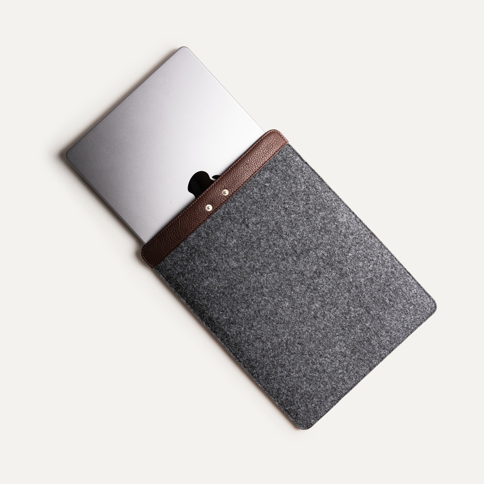 Pochette ordinateur cuir avec MacBook, adaptée aux formats 14 et 16 pouces.