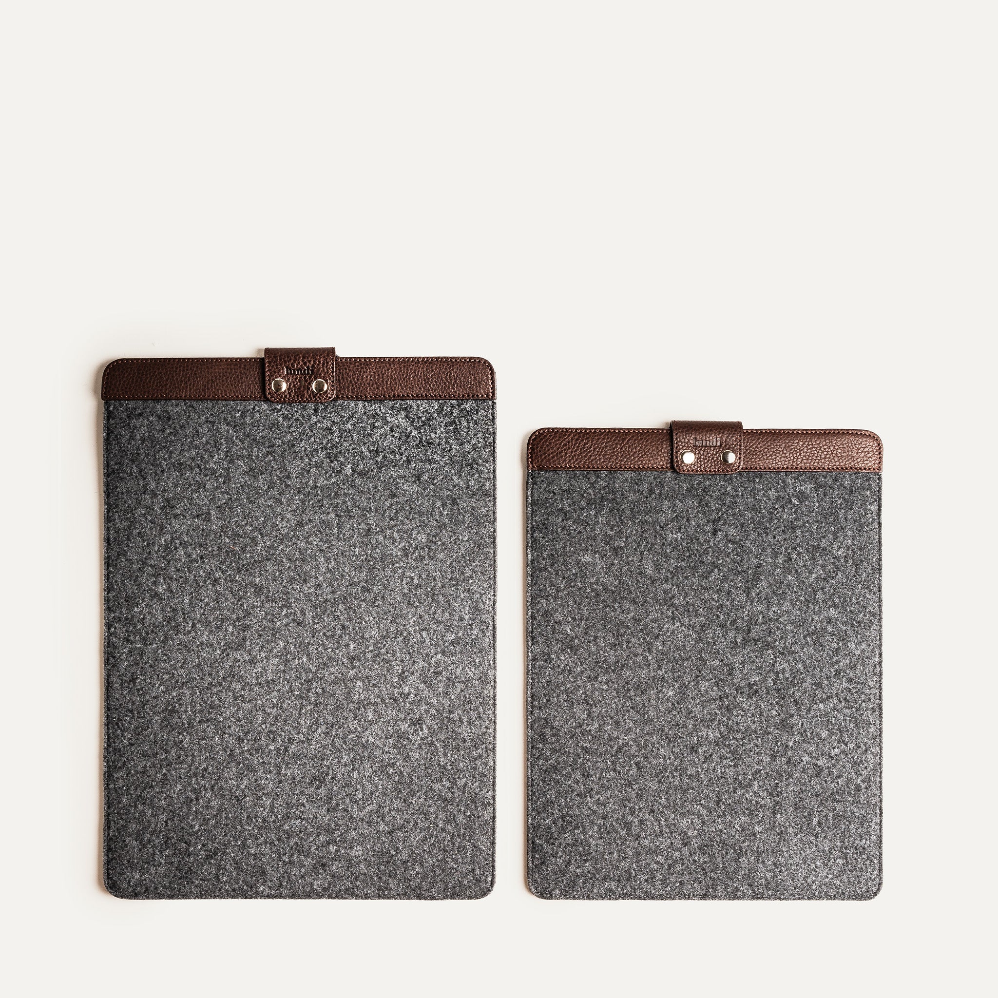 Housse ordinateur FLORA en deux tailles, pour MacBook 14 à 16 pouces, finition cuir marron.