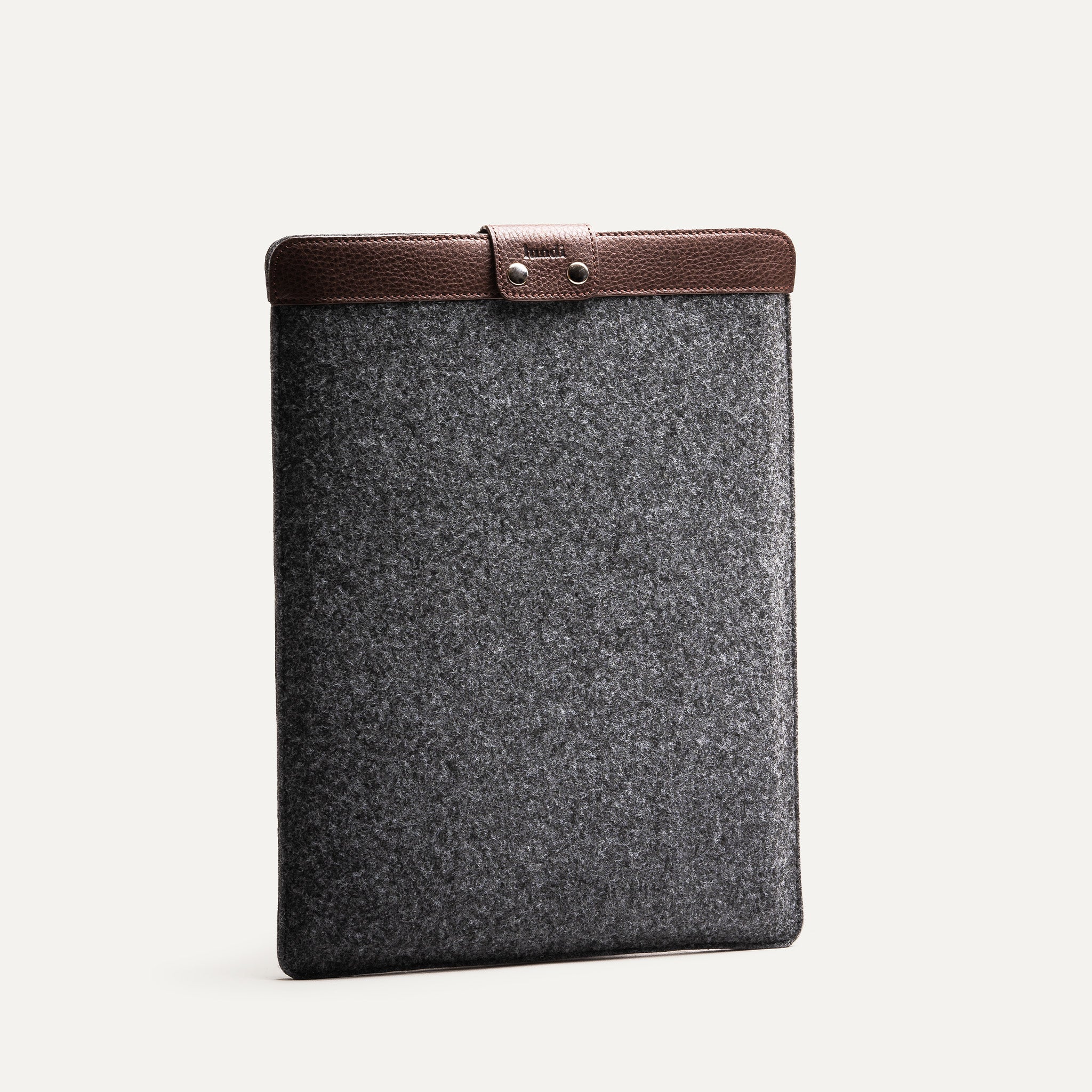 Pochette ordinateur en feutre gris et cuir marron, élégante et résistante.