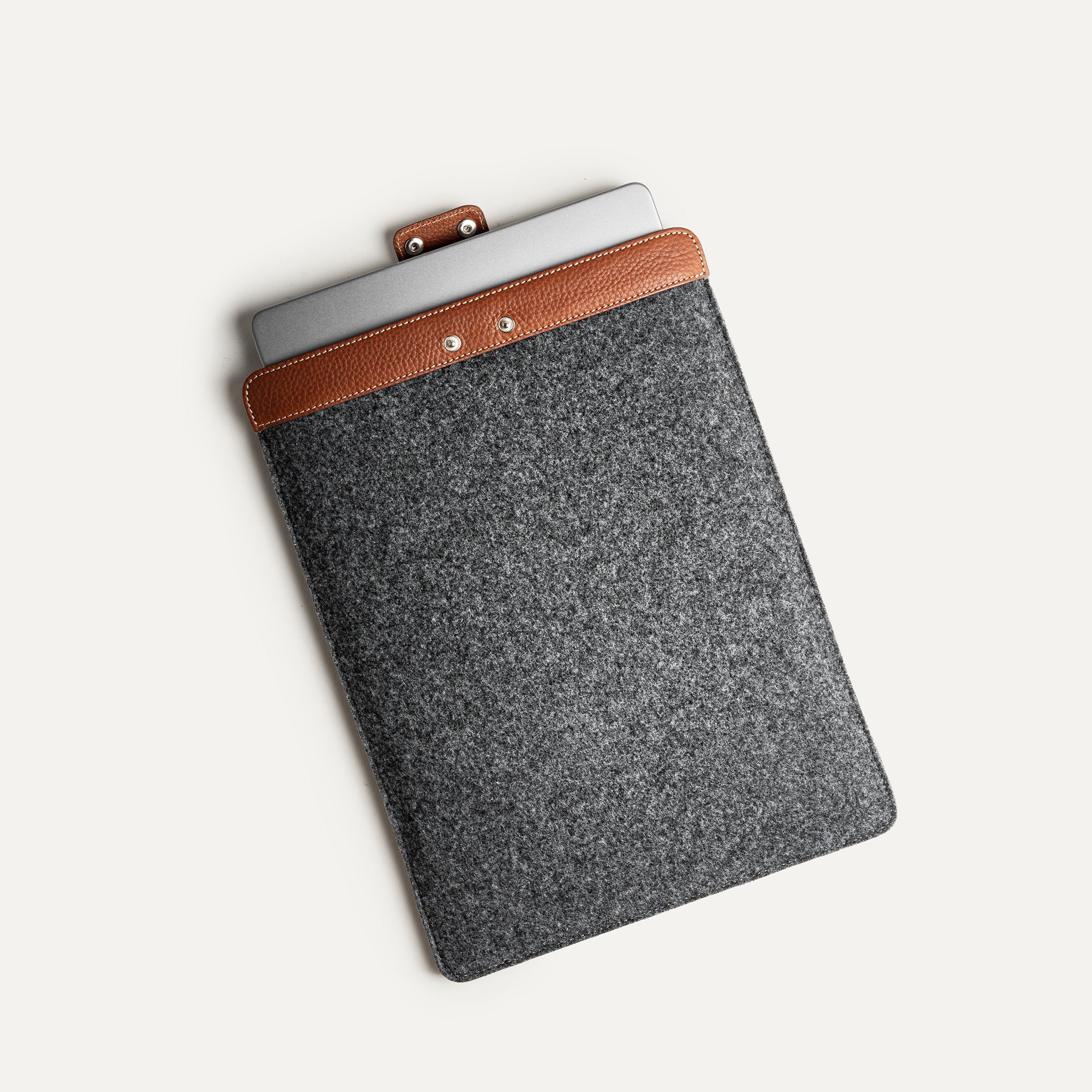 Pochette pour ordinateur en cuir et feutre, Mac inséré, compatible 14 et 16 pouces.