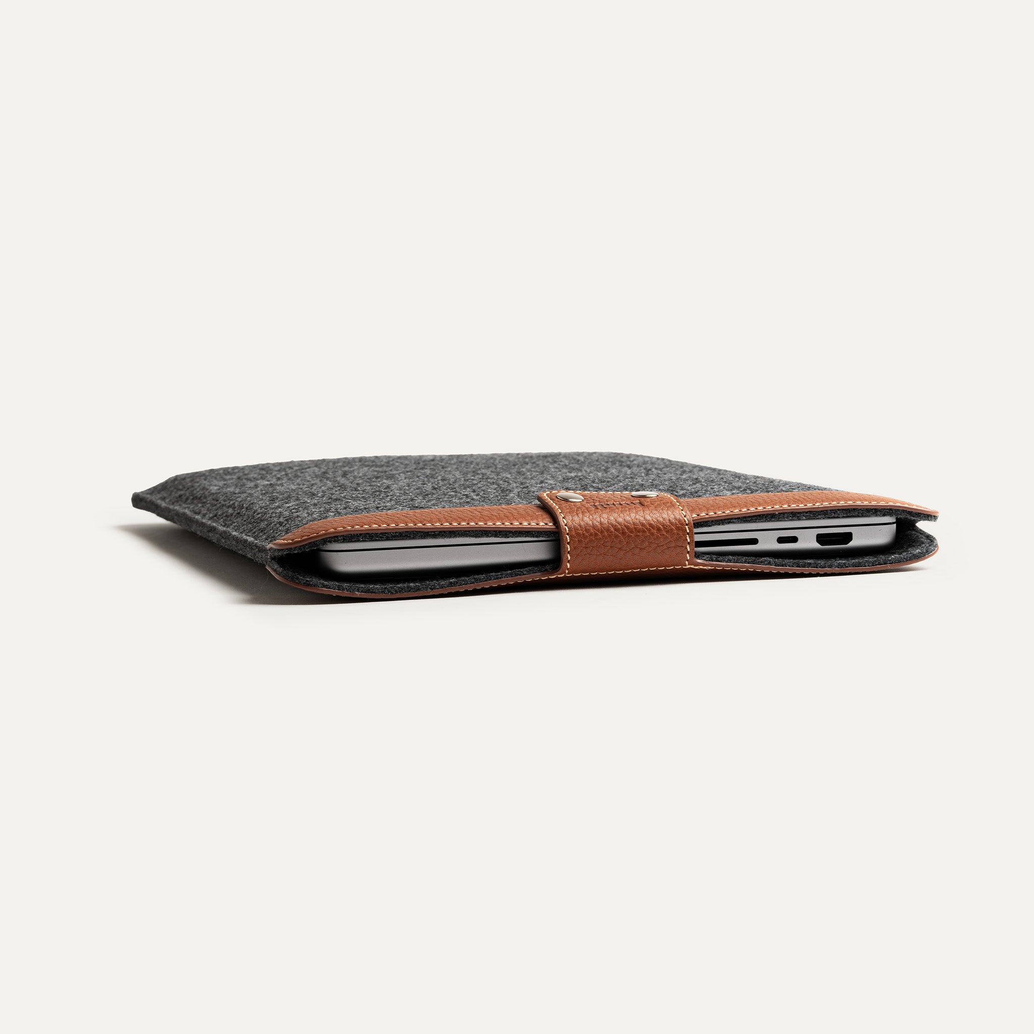 Housse ordinateur cuir cognac, format slim, pour Mac ou PC 14 à 16 pouces.